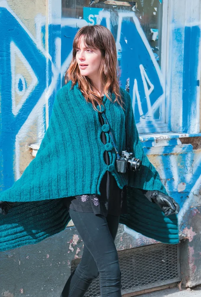 Stylische Ponchos und Capes. Stricken mit Nadeln