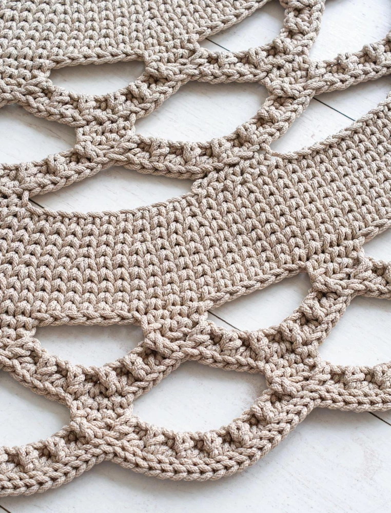 Interieurstricken. Moderne Teppiche, Tischdecken und Kissen